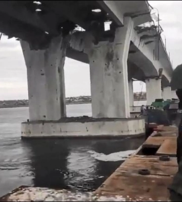 Антоновский мост из космоса: одна из барж оккупантов затонула