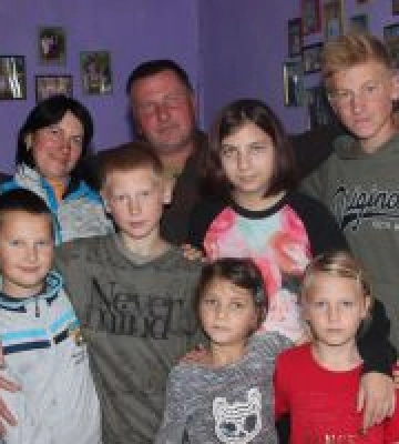 Сільська хата родинним затишком багата