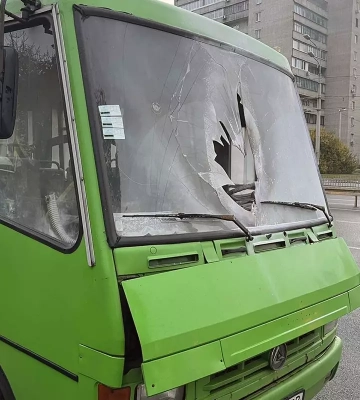 У Дніпрі загорілася маршрутка: відео моменту