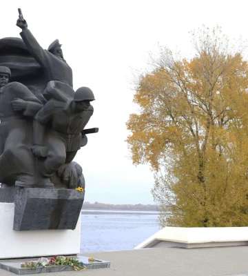У річницю визволення Дніпра у Другій світовій Філатов передав сучасним українським захисникам чергову партію техніки