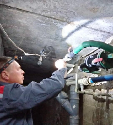 В будинках на Північній Салтівці відновлюють системи водопостачання та водовідведення