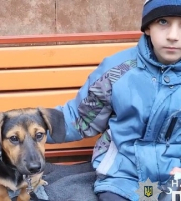 У Бахмуті поліція врятувала з-під обстрілів хлопчика, батьків якого вбив російський снаряд