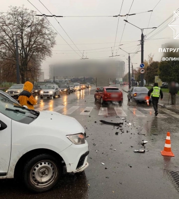 У центрі Луцька зіткнулось два авто