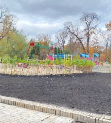 У парку Шевченка відновлюють дитячий майданчик, що постраждав від ракетного удару рф