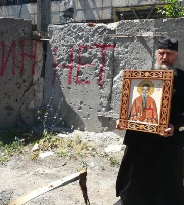 Виганяли «демонів». У Маріуполі парафіяни РПЦ влаштували «хресну ходу» навколо Азовсталі 