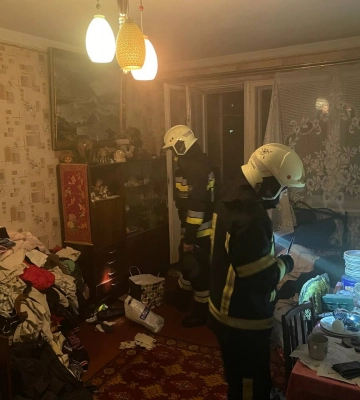 Невдало покурили: ДСНСники в Харкові врятували трьох на пожежі
