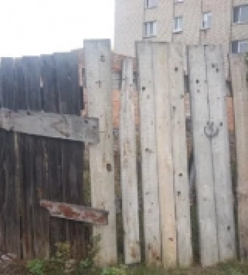 У Луцьку муніципали демонтували аварійну огорожу