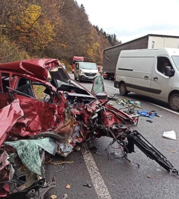 У Сколе сталося лобове зіткнення авто та вантажівки: загинув водій легковика, - ФОТО