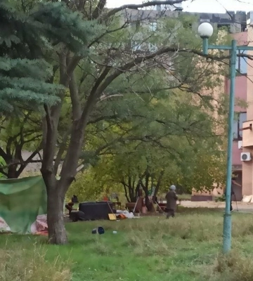 Маріупольці досі живуть у палатках, їжу продовжують готувати на вогні, - міськрада
