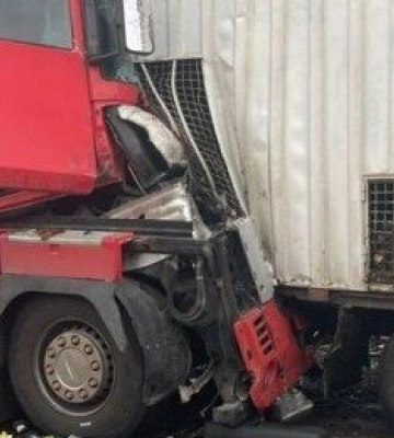 Водія затисло в кабіні: на трасі Київ-Одеса зіштовхнулися дві вантажівки, - ФОТО