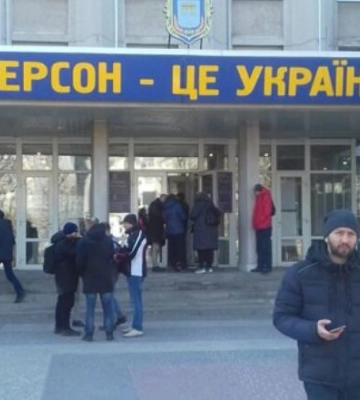 Оккупанты в Херсоне ищут &quot;диверсантов&quot;, обстрелявших из гранатомета отделение полиции, – СМИ