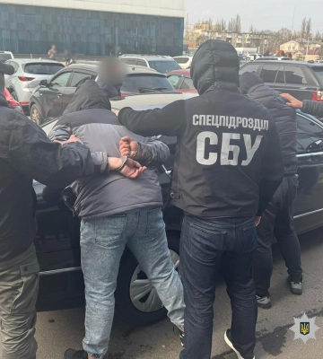 В Одесі двоє військових вимагали у людини шість тисяч доларів
