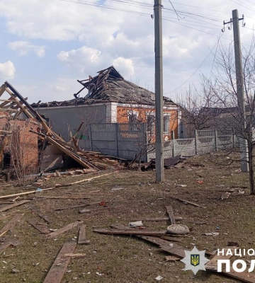 Рашисти знову бомбардували Краснопілля: 10 пошкоджених будинків