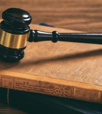Продав автівки для військових: на Черкащині повідомили про підозру голові благодійного фонду