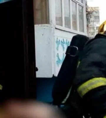 Пожежа в багатоповерхівці: як рятувальники врятували стареньку жінку у Дніпрі