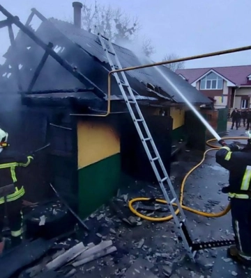 На Житомирщині у палаючій літній кухні пожежні натрапили на тіло людини