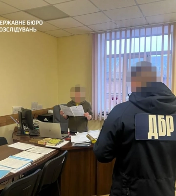 Посадовиця Вінницького ТЦК та спільник отримали арешт за побиття чоловіка з бронюванням