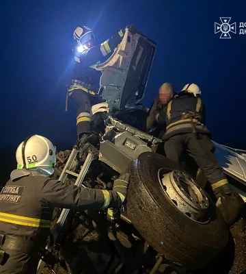 Як землетрус на трасі: на Дніпропетровщині водія заблокувало в перевернутій фурі