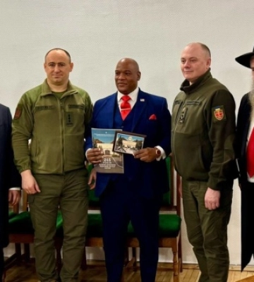 Духовний радник Трампа відвідав Головний військовий госпіталь у Києві