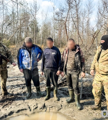 На Рівненщині викрили групу чорних копачів бурштину (Фото)