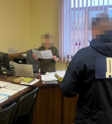 Суд відправив під варту посадовицю і військового Вінницького ТЦК. Їх підозрюють у побитті чоловіка
