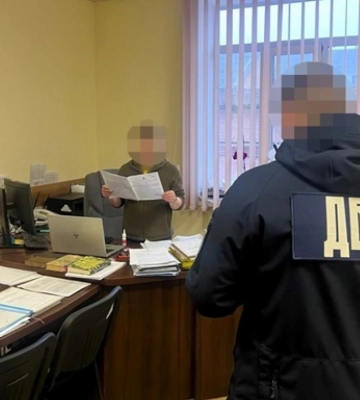 Суд отправил под стражу чиновницу Винницкого ТЦК и ее сообщника, которые избили военнообязанного