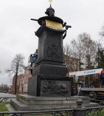 З пам’ятника на місці відпочинку Петра І зняли полотно: перший етап демонтажу стартував у Полтаві