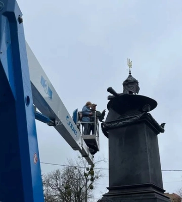 З пам’ятника на місці відпочинку Петра І зняли полотно: перший етап демонтажу стартував у Полтаві