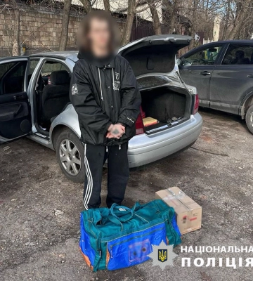 У Києві поліцейські затримали молодика, який зухвало обікрав тату-салон