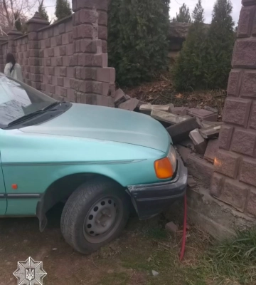 Водій у Рівному нахилився до магнітоли - і розвалив чужу огорожу (ФОТО)