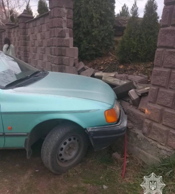 Водій у Рівному нахилився до магнітоли - і розвалив чужу огорожу (ФОТО)