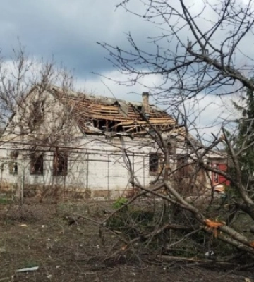 Ворог ударив по Донеччині: загинула людина. Ймовірно, є жертви в Лимані, де зруйновано будинок. ФОТОрепортаж