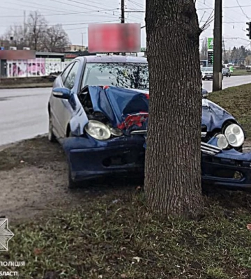 У Сумах водій “Мерседеса” врізався в дерево і покинув місце аварії