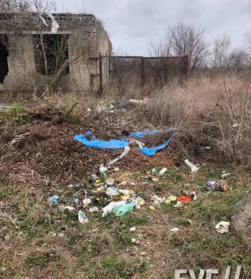 Покійників виносять через гори сміття: територію лікарні у селищі на Волині «прикрашає» стихійне сміттєзвалище