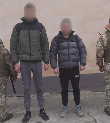 На Буковині затримали чоловіків, які хотіли застрибнути у потяг, щоб незаконно потрапити до Молдови На Буковині затримали чоловіків, які хотіли застрибнути у потяг, щоб незаконно потрапити до Молдови