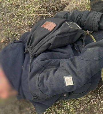 У Києві грабіжник вирвав з вуха пенсіонерки золоту сережку