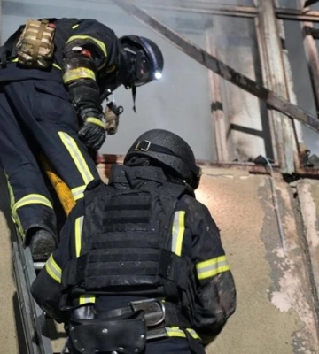 Пошкоджені будинки та пожежа на підприємстві: з'явилися фото наслідків ворожого удару по Харкову