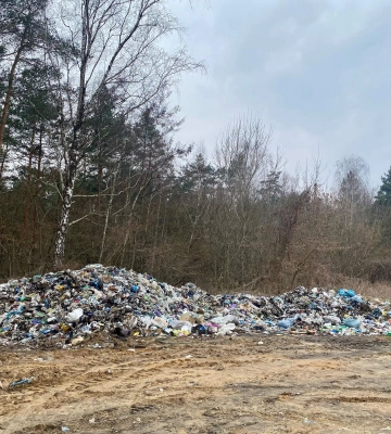 На Рівненщині люди перетворюють ліси на сміттєзвалища