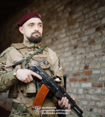 Сирський вручив десантнику Степану Житарю з Чернівців відзнаку "Хрест Хоробрих"