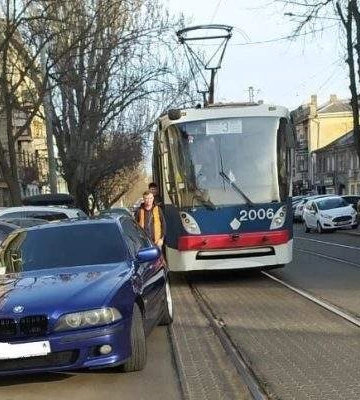 За місяць миколаївські водії заблокували рух електротранспорту більше ніж на 200 хв