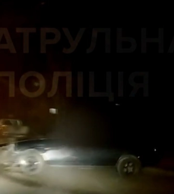 У Сумах п&#039;яний водій тікав від патрульних і врізався в дерево (відео)