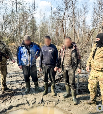 На Рівненщині викрито злочинну групу, яка незаконно видобувала бурштин, - поліція. ФОТО