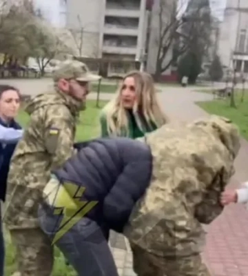 У Львові жінки намагалися «відбити» чоловіка у представників ТЦК. У військкоматі відреагували