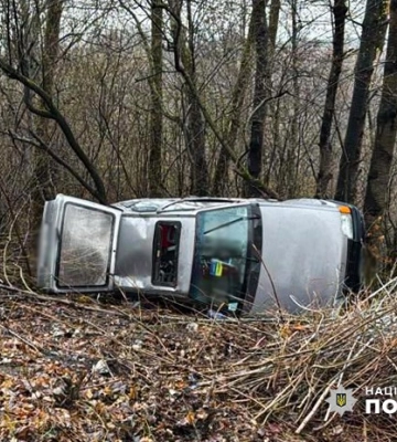 На Буковині внаслідок перекидання автомобіля постраждала неповнолітня дівчинка
