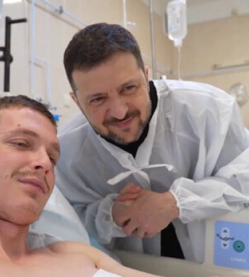 Зеленський відвідав поранених захисників у лікарні Дніпра. ВIДЕО