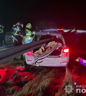 Загинув 18-річний водій: на Закарпатті авто BMW в&#039;їхало у відбійник