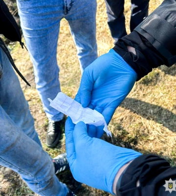 Збував наркотики «з рук в руки»: на Рівненщині затримали наркодилера