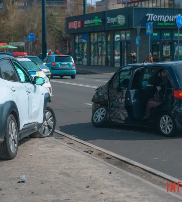 Автівка відлетіла на тротуар: у Дніпрі сталася серйозна ДТП