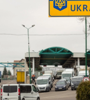 Садовий затвердив перелік посадовців, що можуть перетинати кордон