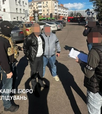Податківця з Житомирщини судитимуть за підозрою у вимаганні хабарів у власника мережі АЗС